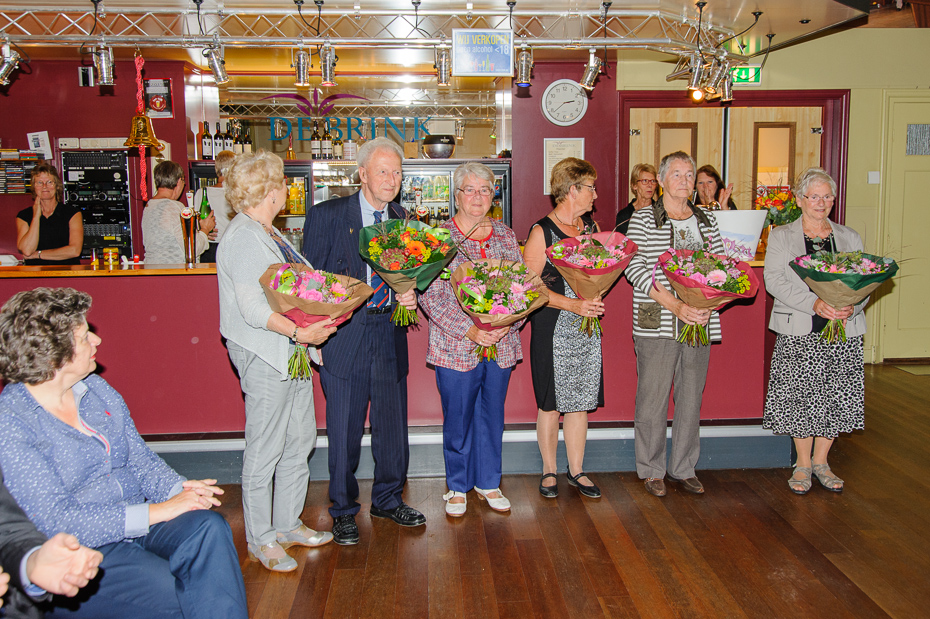 jubilarissen help een handje